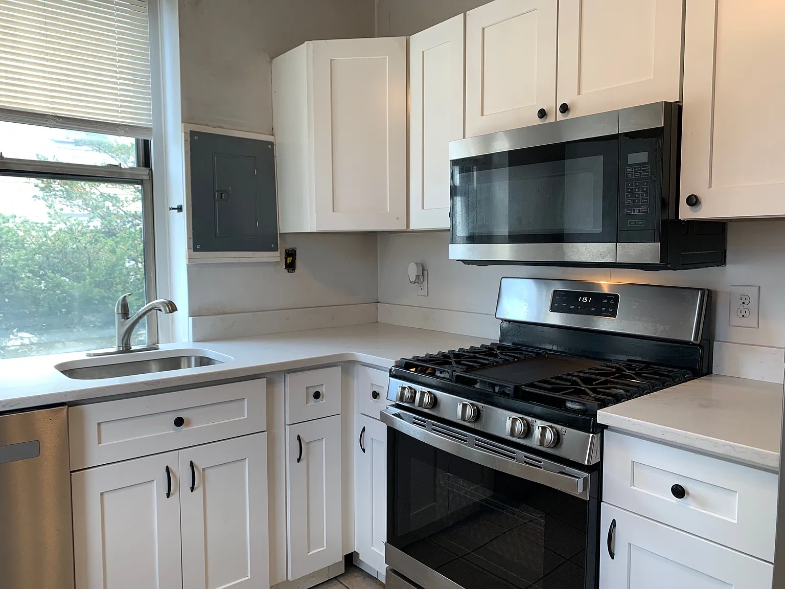 4 bed, 1000 sqft, $2,995 — Photo 2