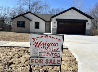 7 Fawn Ct, Charleston, IL 61920