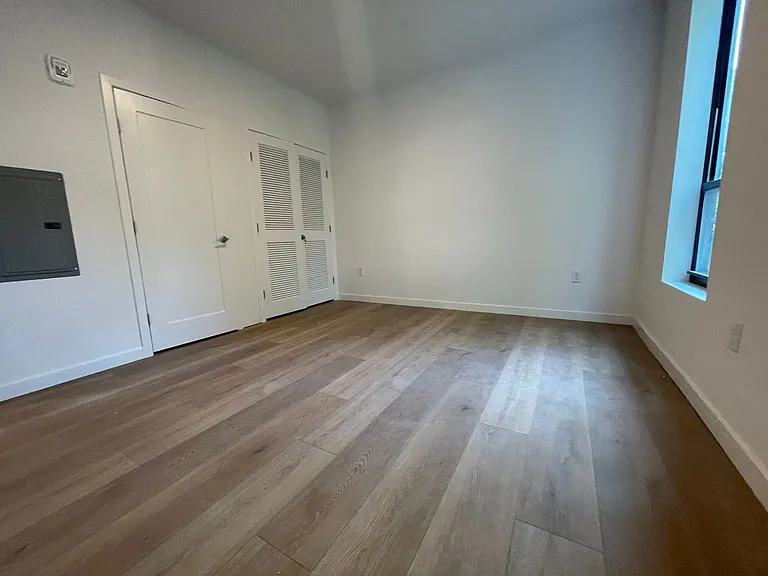 104 Howe St — Photo 13