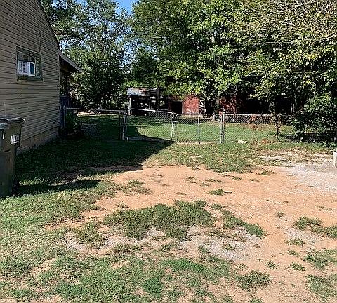 2nd image of 1018 S Hickory St