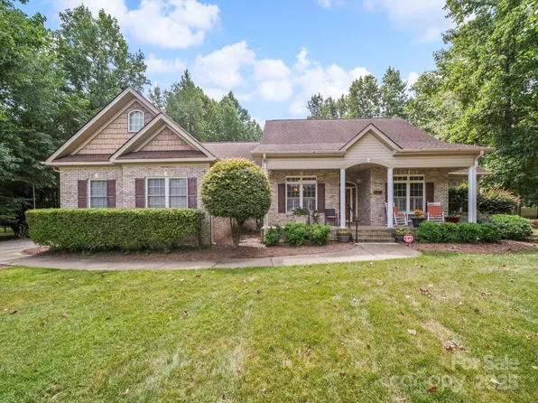 208 Catawba Crest Ln, Lake Wylie, SC 29710