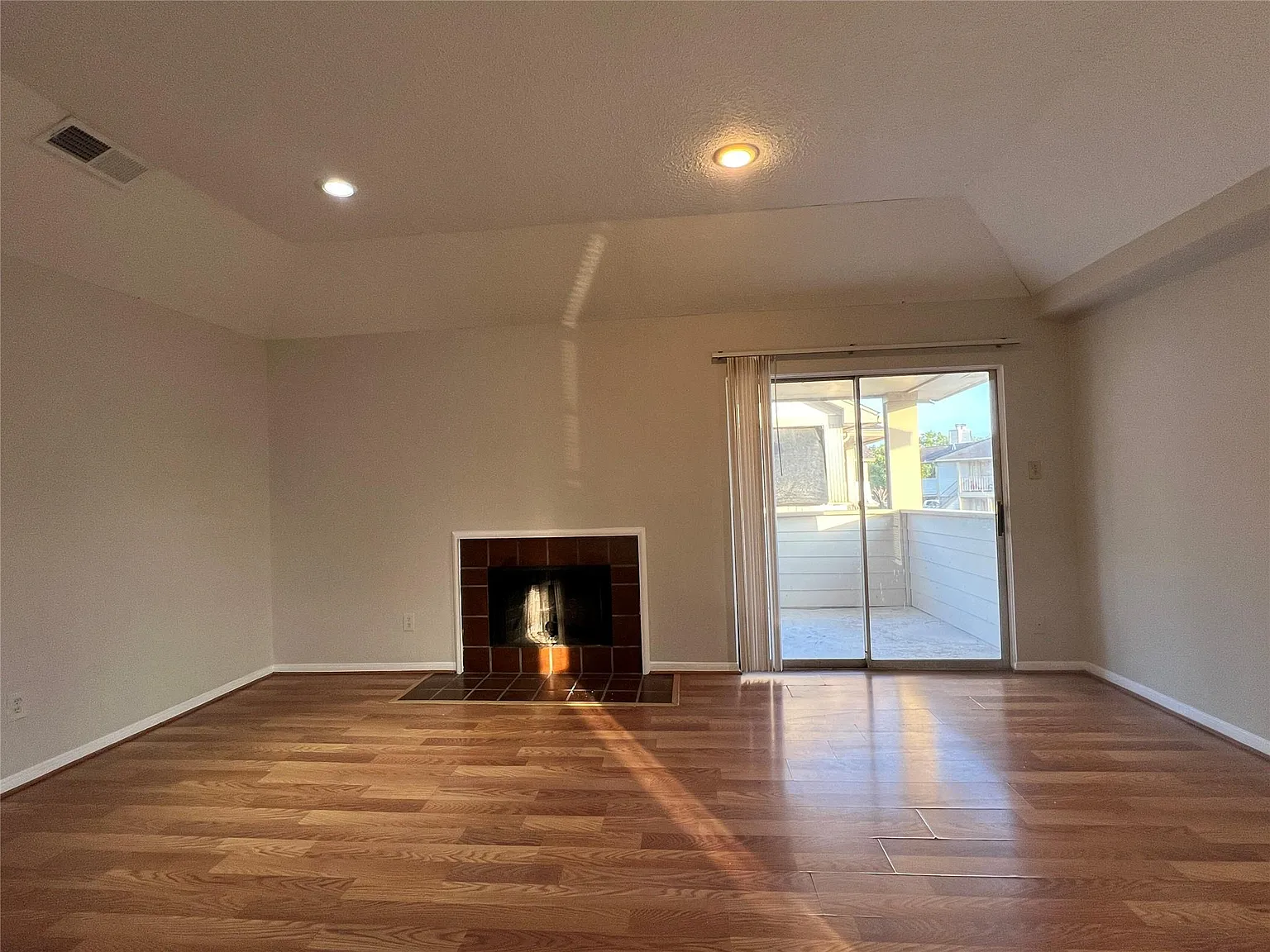 2 bed, 1.0 bath, 992 sqft, $1,075 — Photo 2