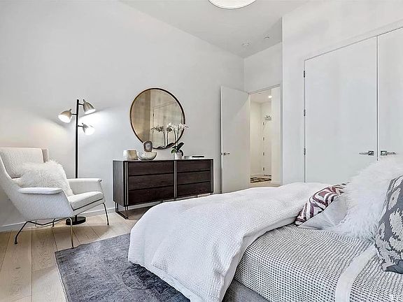 5th image of 1001 17th St Unit 102