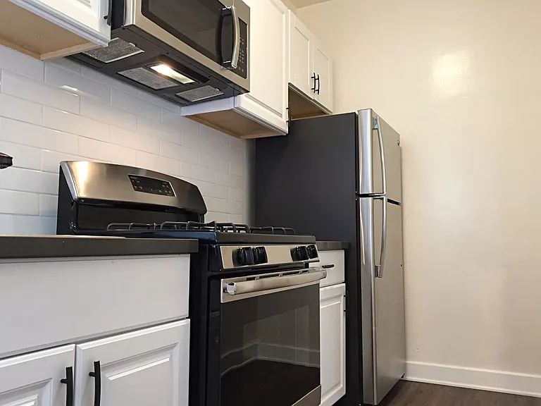 563 N Heliotrope Dr — Photo 8
