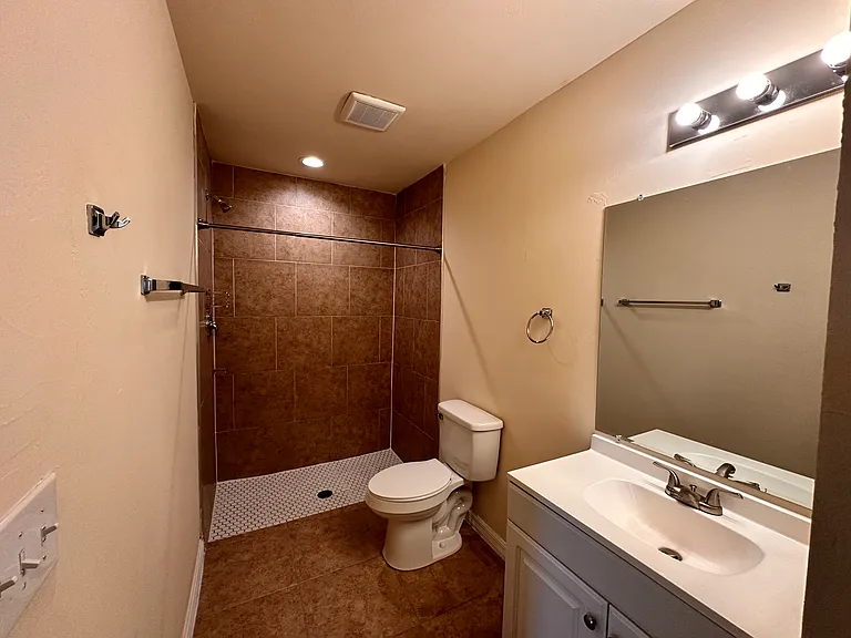 146 SW 47th Ter — Photo 5