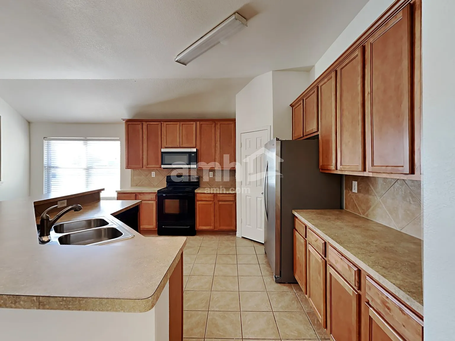 4 bed, 2.0 bath, 2307 sqft, $2,785 — Photo 3