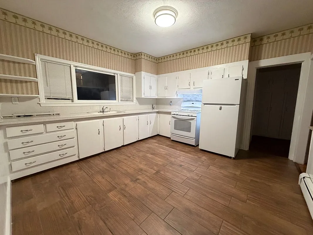 3 bed, 1.0 bath, 1035 sqft, $2,900 — Photo 4