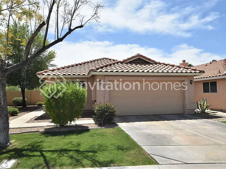 7923 W Laurel Ln — Photo 1