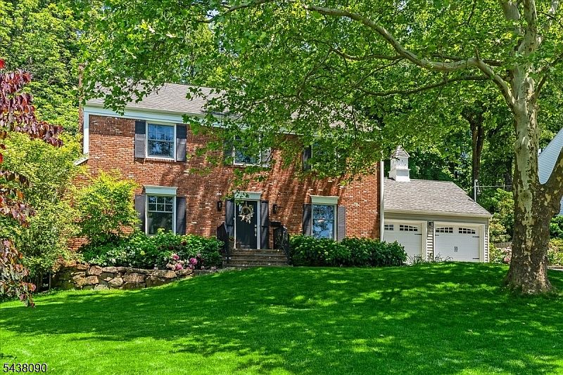 1st image of 22 Ridge Dr W.