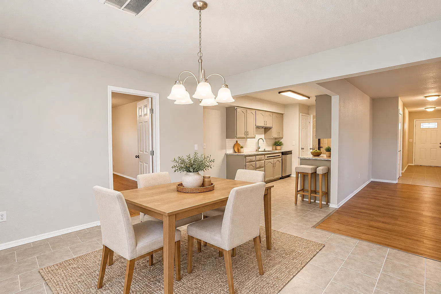 4 bed, 2010 sqft, $2,100 — Photo 4