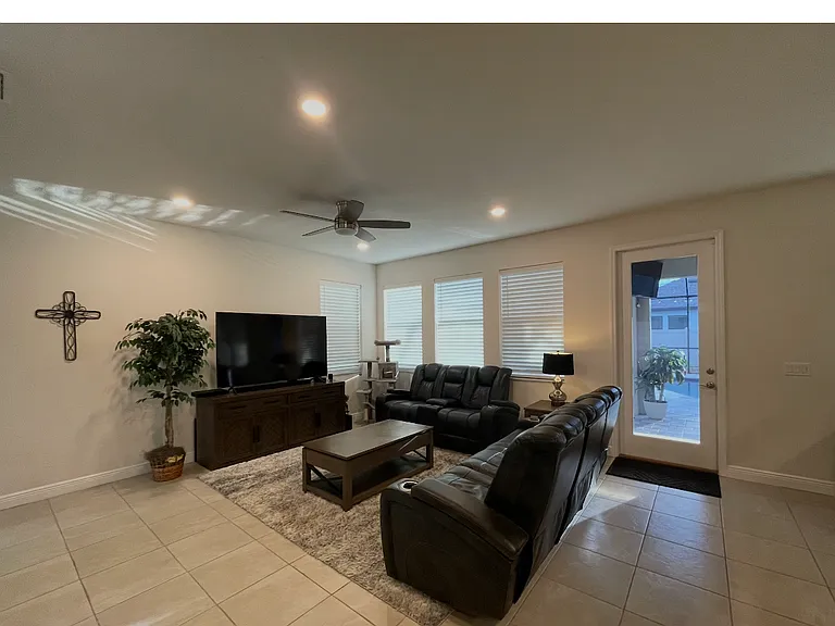 1438 N River Cir — Photo 4