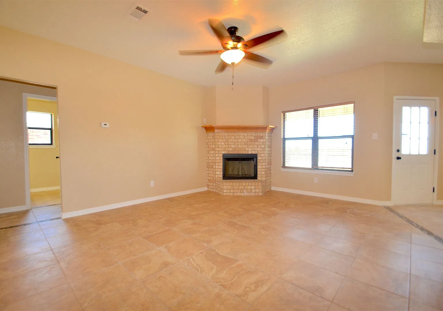 Beautiful Home In The Heart of Killeen — Photo 3