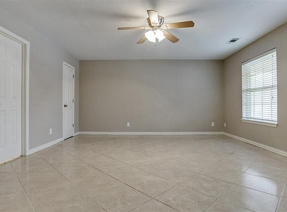 4th image of 515 Towne Pl