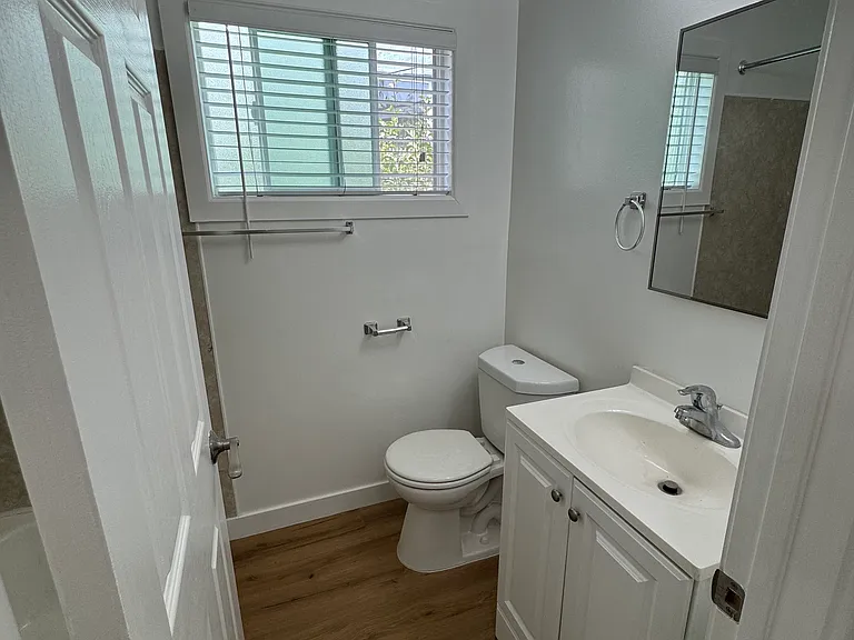 3243 E 10th St #6 — Photo 11