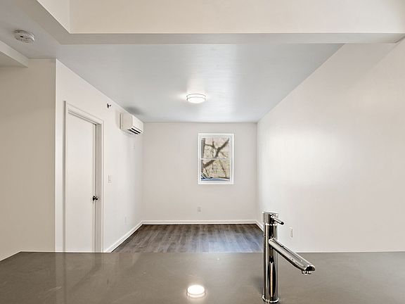 4th image of 1047 Morris Ave #2