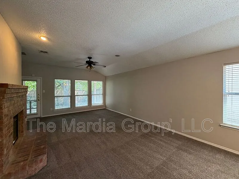 3 bed, 2.0 bath, 1814 sqft, $2,095 — Photo 2