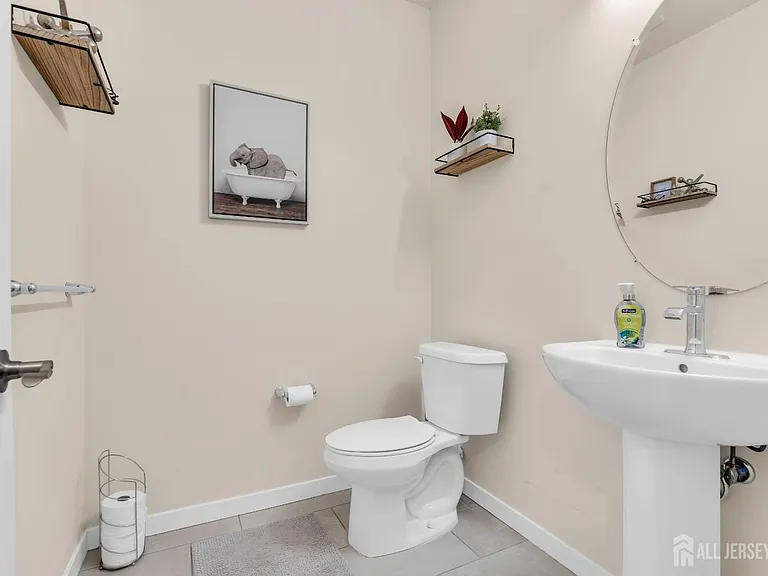 112 Lorhan Dr — Photo 16