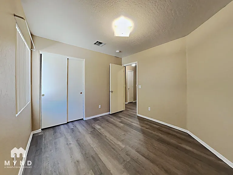 685 E Cantebria Dr — Photo 18