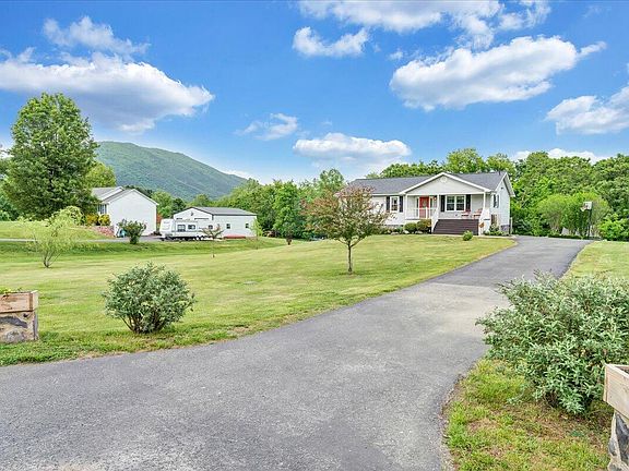 3rd image of 141 Red Horse Ln