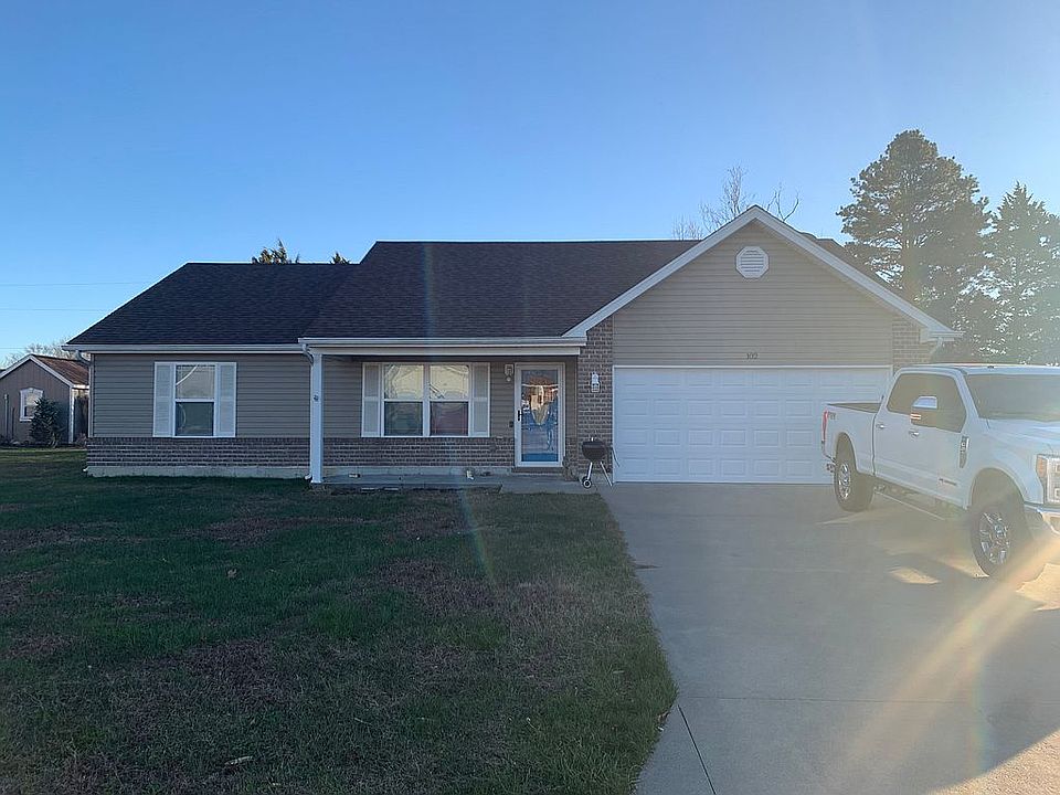 1st image of 102 Woodbury Ln
