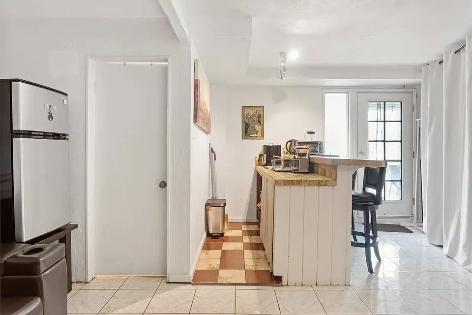 4 bed, 4000 sqft, $1,900 — Photo 4