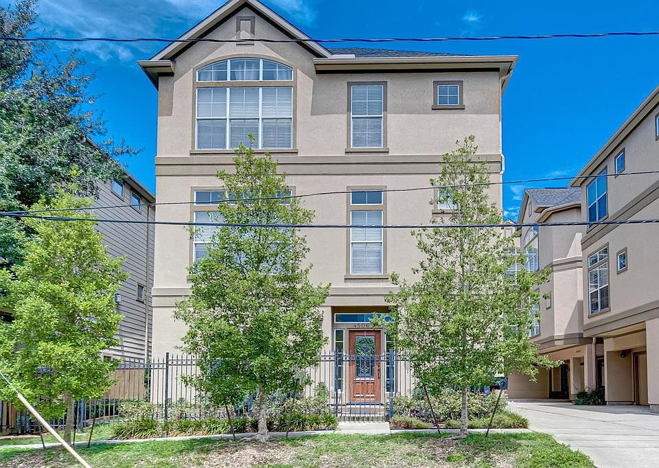 Beautiful and welcoming traditional townhouse in great location in Feagan Villas. This home offers a gated front and side yard.
