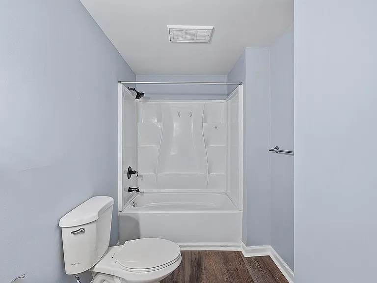 Parkway Apartments — Photo 17