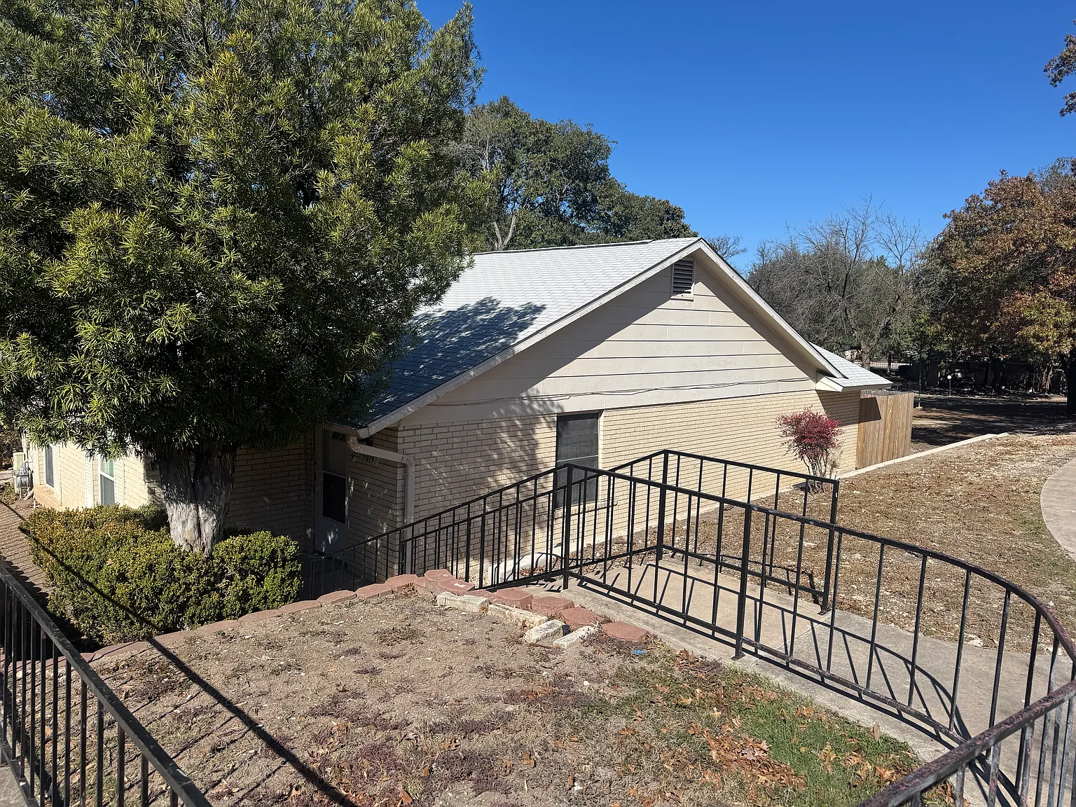 3 bed, 1400 sqft, $1,690 — Photo 1