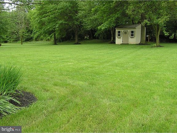 5th image of 222 Saxony Dr