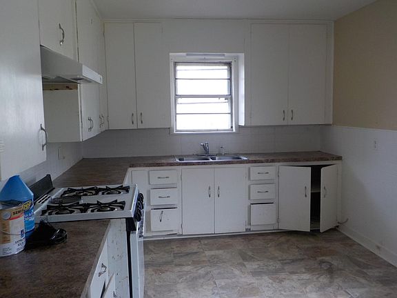 5th image of 822 Mary St