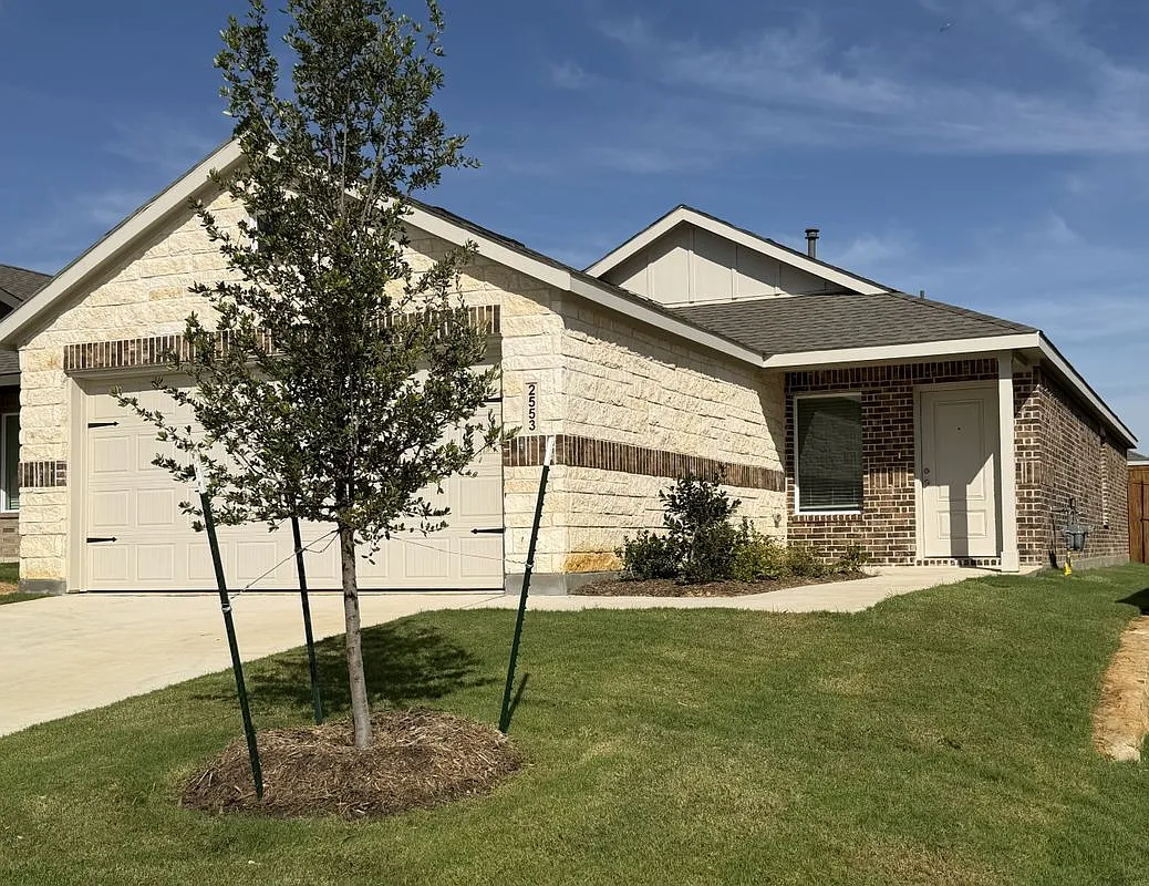 3 bed, 2.0 bath, 1451 sqft, $1,795 — Photo 3