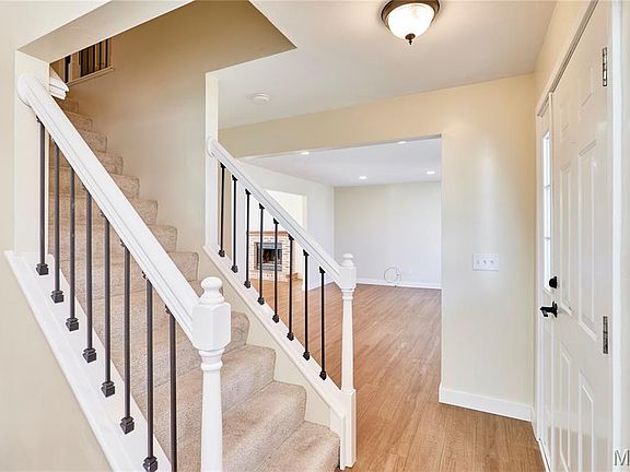 3rd image of 866 Sherwood Forest Ct