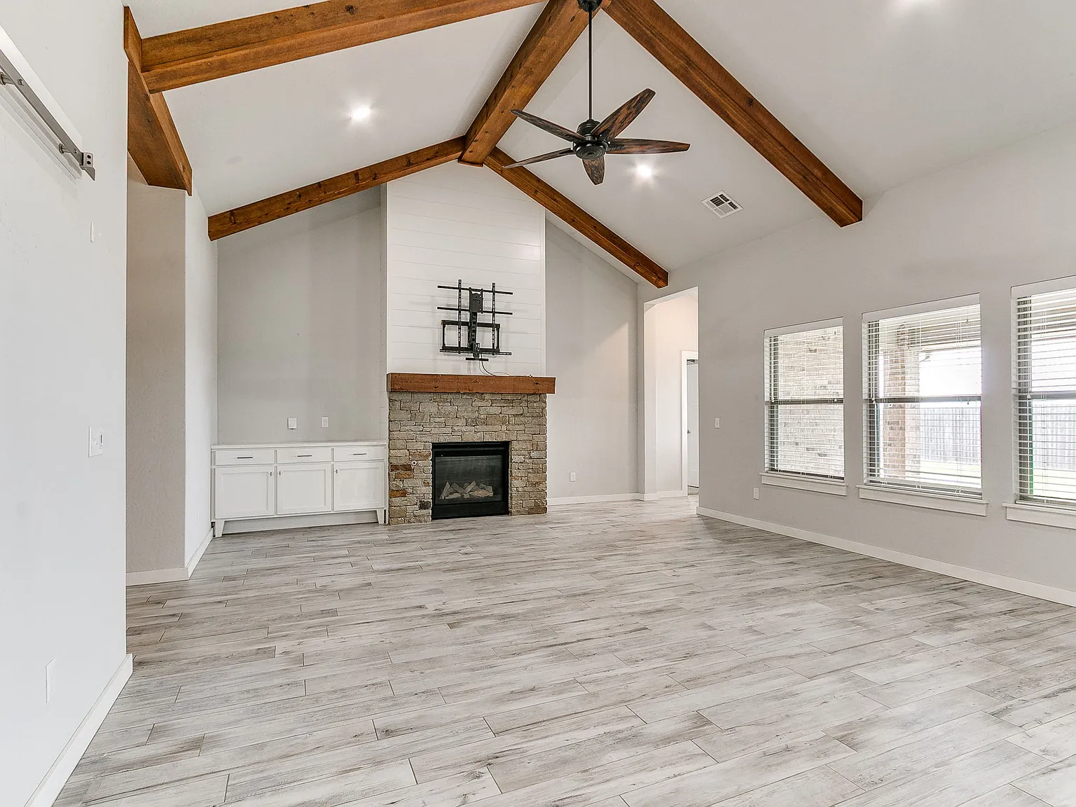 4 bed, 2.5 bath, 2144 sqft, $2,300 — Photo 4