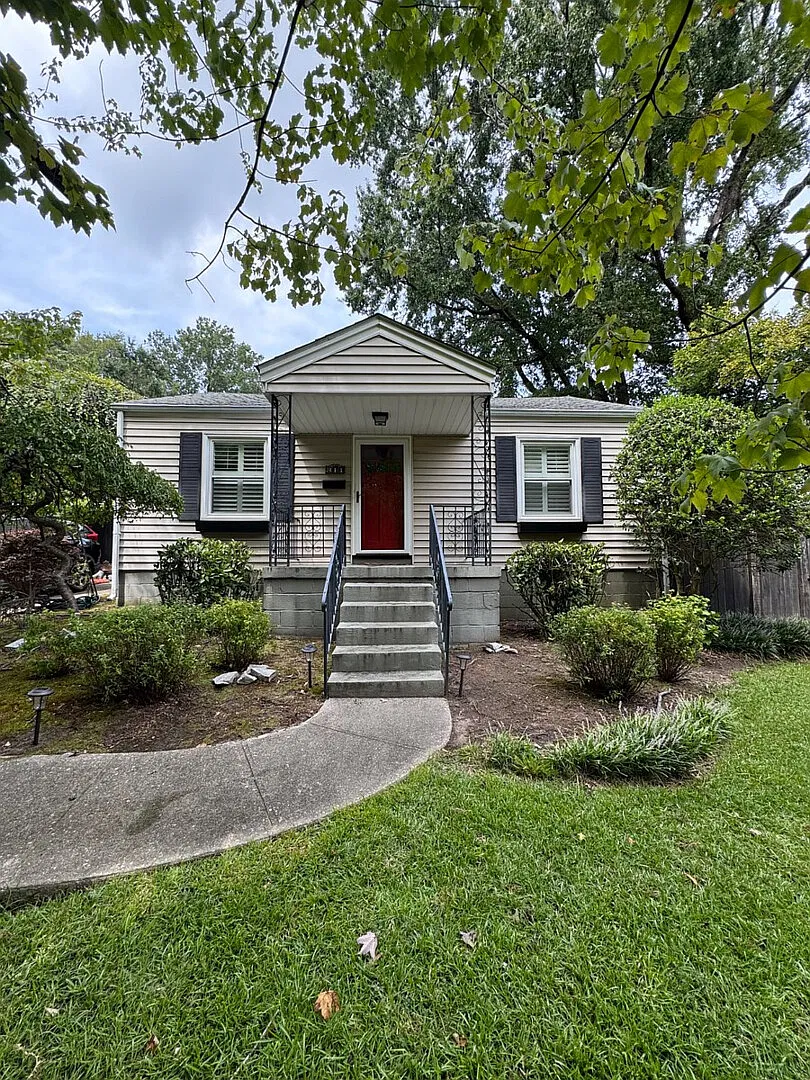 Furnished Downtown Cary haven: cozy standalone cottage on a huge green — Photo 1