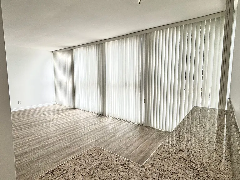 928 S Sherbourne Dr — Photo 21
