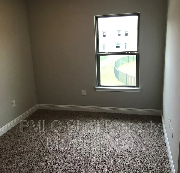 357 S East St — Photo 18