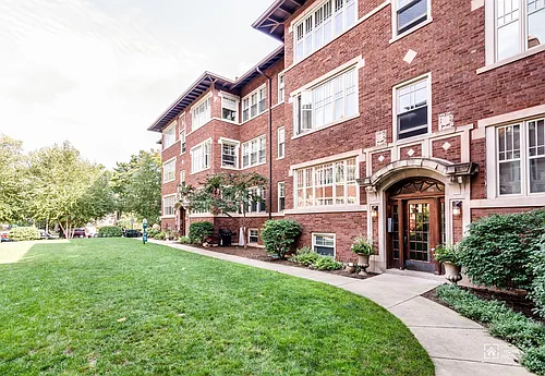 Hinman Court Condos Photo 1