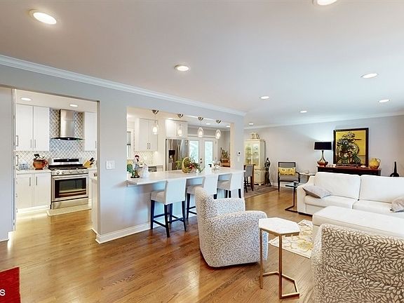 2nd image of 1113 Emerald Dr