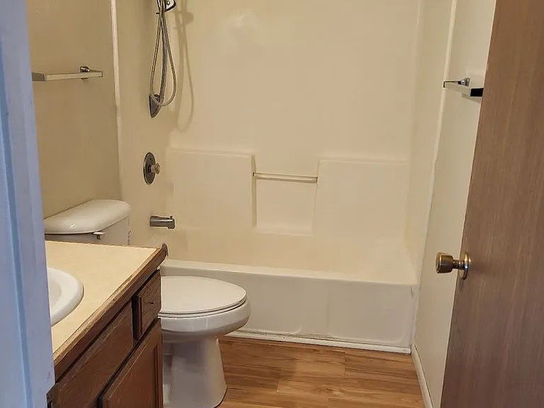 1005 W Midway St — Photo 5