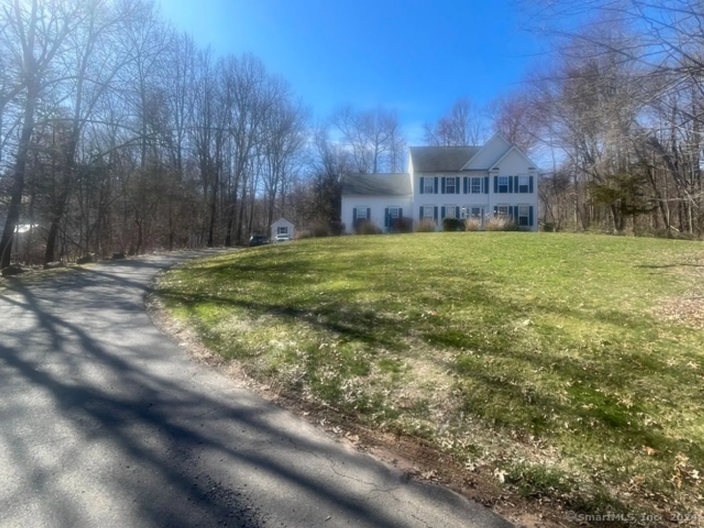 Spacious colonial on private lot with master bedroom suite — Photo 2