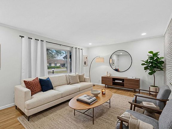 4th image of 210 N Summit St