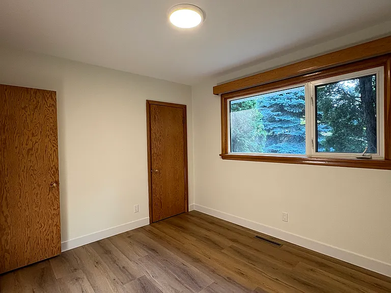 211 Strathmillan Rd — Photo 7