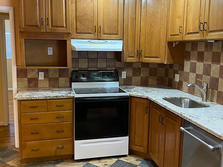 2250 Bryan Cir — Photo 8