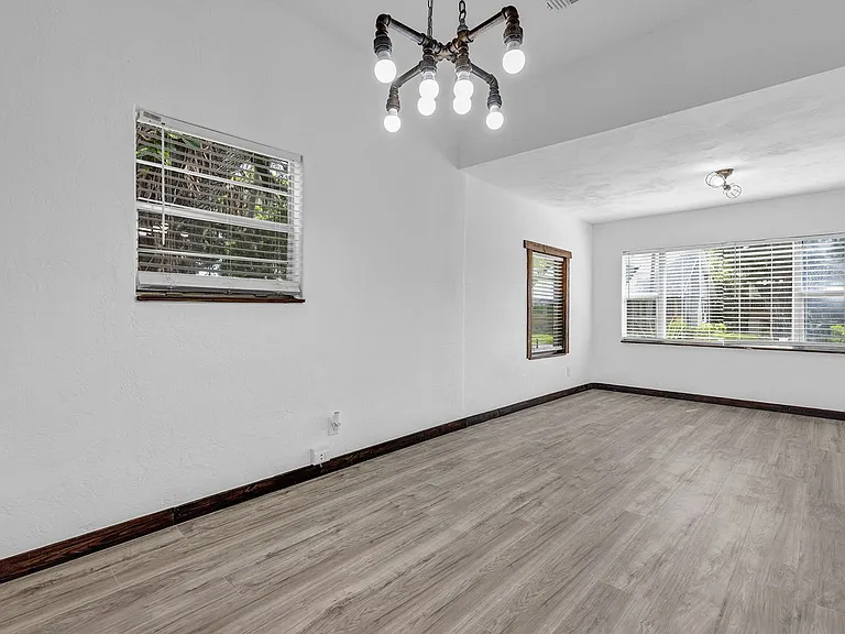 611 Marion St — Photo 14