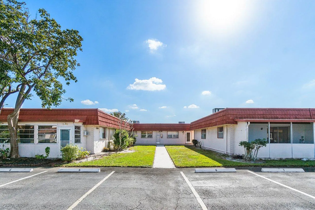 245 Seville K - Unit K — Photo 1