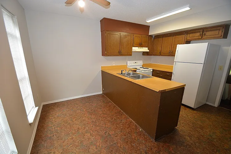303 E Montcastle Dr — Photo 2