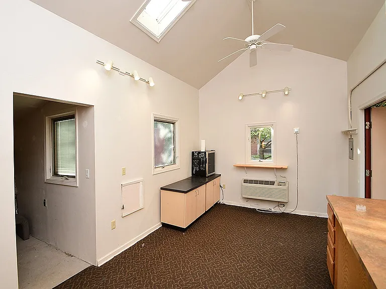 1018 S 36th St — Photo 15