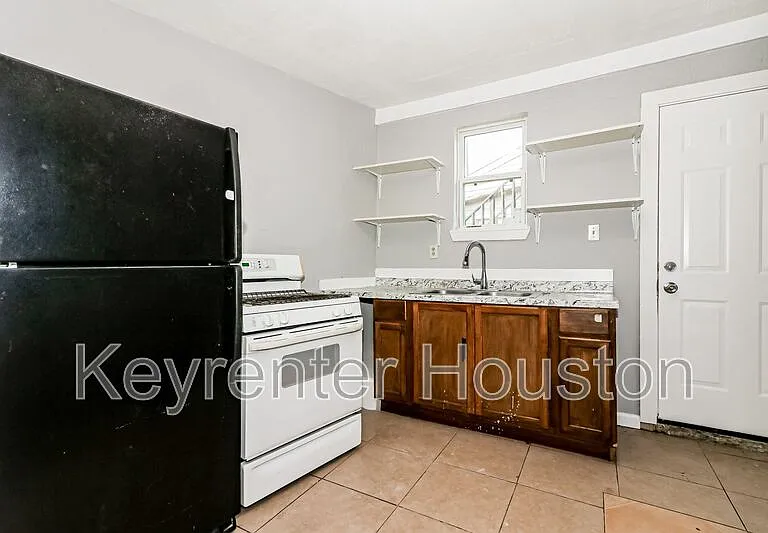 4610 Schroeder St #2 — Photo 4