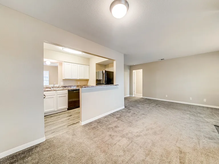 The Oaks Apartments At Medical Center — Photo 15