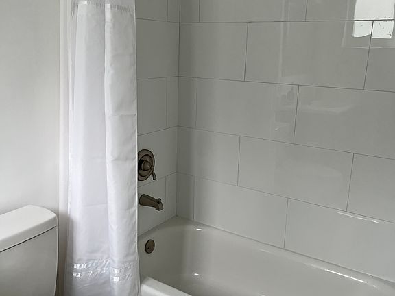 5th image of 1600 NE 51st St